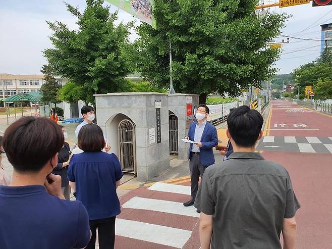 20일 경남 밀양 밀주초등학교에서 교육부, 경남교육청, 밀양교육지원청, 학교 등 관계자들이 통학로 안전점검을 하고 있다.(사진=경남교육청 제공) 2022.05.20. *재판매 및 DB 금지