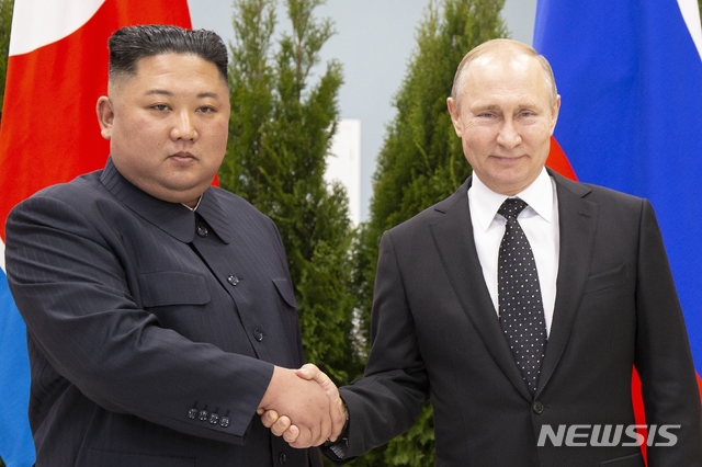【블라디보스토크=AP/뉴시스】2019년 4월 25일 블라디미르 푸틴(오른쪽) 러시아 대통령과 김정은 북한 국무위원장이 블라디보스토크 극동연방대학에서 회담했다. 2019.04.25.