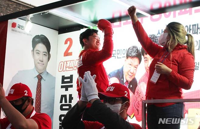 [제주=뉴시스] 양영전 기자 = 국민의힘 부상일 제주시을 국회의원 보궐선거 후보가 20일 오후 제주시 삼화지구 인근 공터에서 열린 공식 선거운동 출정식에서 '어퍼컷' 세리모니를 하고 있다. 2022.05.20. 0jeoni@newsis.com