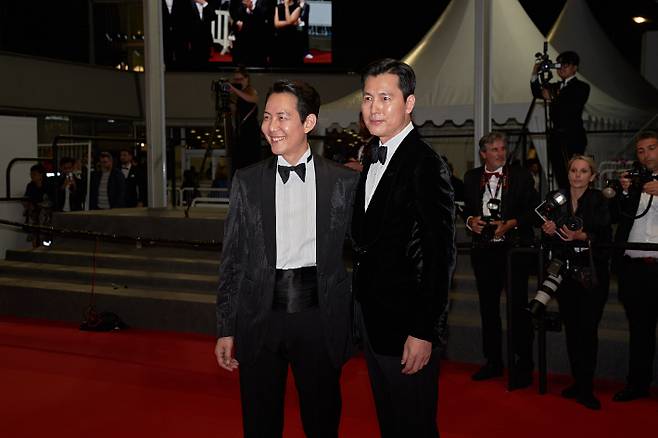 제75회 칸영화제 미드나잇 스크리닝에 참석한 '헌트'의 이정재 감독과 정우성. 메가박스중앙㈜플러스엠 제공