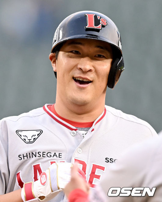 [OSEN=잠실, 김성락 기자] 19일 오후 서울 잠실야구장에서 ‘2022 신한은행 SOL KBO 리그’ 두산 베어스와 SSG 랜더스의 경기가 열렸다.2회초 1사 1, 3루 SSG 하재훈이 선취 1타점 적시타를 날린 뒤 기뻐하고 있다. 2022.05.19 /ksl0919@osen.co.kr