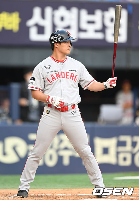 [OSEN=잠실, 김성락 기자] 19일 오후 서울 잠실야구장에서 ‘2022 신한은행 SOL KBO 리그’ 두산 베어스와 SSG 랜더스의 경기가 열렸다.2회초 1사 1, 3루 SSG 하재훈이 타석에 들어서고 있다. 2022.05.19 /ksl0919@osen.co.kr