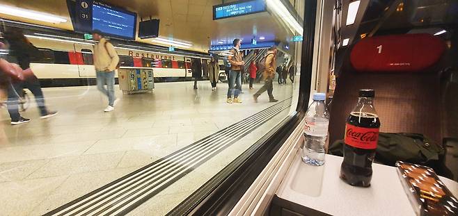 취리히에서 인터라켄으로 가는 기차 안에서. 현지 사람들은 이미 마스크를 다 벗었다.
