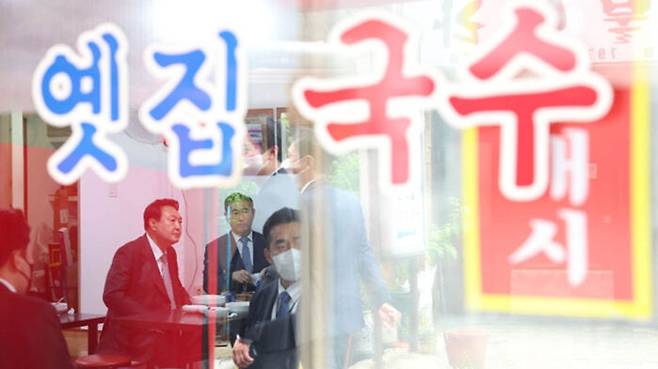 윤석열 대통령이 19일 서울 용산 대통령실 청사 인근 국수집에서 점심 식사를 하고 있다. (사진=대통령실 제공)