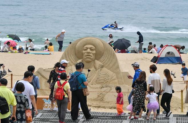 19일 오후 부산 해운대해수욕장에 모래축제를 알리는 작품이 설치돼 있다. 해운대 모래축제는 '모래로 만나는 세계여행'을 주제로 20일부터 23일까지 열린다. 해운대구 제공.