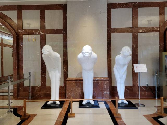 서울파이낸스센터 로비의 엘리베이터 출입구에 설치된 중국작가 가오샤오우의 ‘스탠더드 타임스(Standard Times)’는 해학적인 표정으로 인사하는 사람들을 통해 방문객에게 친근함을 전한다. 자본주의를 받아들인 중국인을 상징하는 작품이기도 하다.