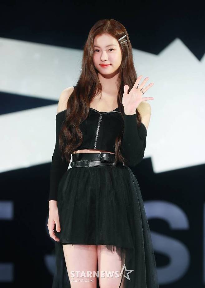 걸그룹 르세라핌(LE SSERAFIM) 김가람이 2일 오후 서울 장충체육관에서 진행된 첫 번째 미니앨범 'FEARLESS' 발매기념 쇼케이스에서 포즈를 취하고 있다. 이번 앨범에는 타이틀 곡 'FEARLESS'를 비롯해 'The World Is My Oyster', 'Blue Flame', 'The Great Mermaid', 'Sour Grapes' 등 5곡이 수록됐다. /2022.05.02 /사진=이동훈 기자 photoguy@