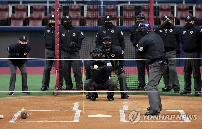 바뀐 스트라이크존 적응 연습 훈련하는 KBO 심판들 지난 1월 11일 서울 구로구 고척스카이돔에서 KBO 사무국 산하 심판위원회에 속한 1·2군 심판들이 올해부터 바뀐 스트라이크 존(S존) 적응을 위한 훈련을 하고 있다. 2022.1.11 [연합뉴스 자료사진]