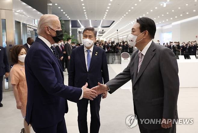 한-미 정상 첫 만남 (평택=연합뉴스) 안정원 기자 = 취임 후 한국을 첫 방문한 조 바이든 미국 대통령이 20일 오후 경기도 평택시 삼성전자 반도체공장을 방문, 윤석열 대통령과 악수하고 있다. 2022.5.20 jeong@yna.co.kr