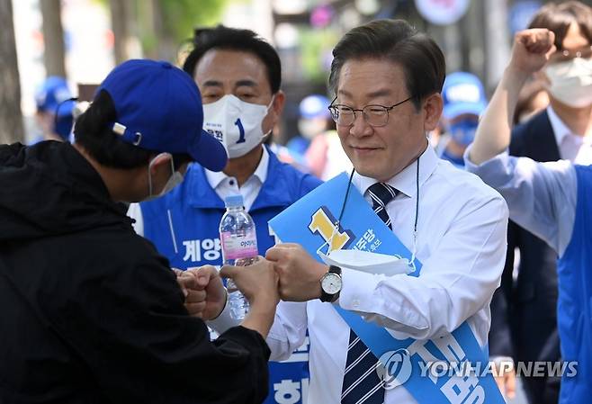 계양구 유세하는 이재명 후보 (인천=연합뉴스) 인천 계양을 국회의원 후보인 더불어민주당 이재명 총괄선대위원장이 20일 인천광역시 계양구 귤현동 일대를 돌며 유세를 하고 있다. 2022.5.20 [국회사진기자단] toadboy@yna.co.kr