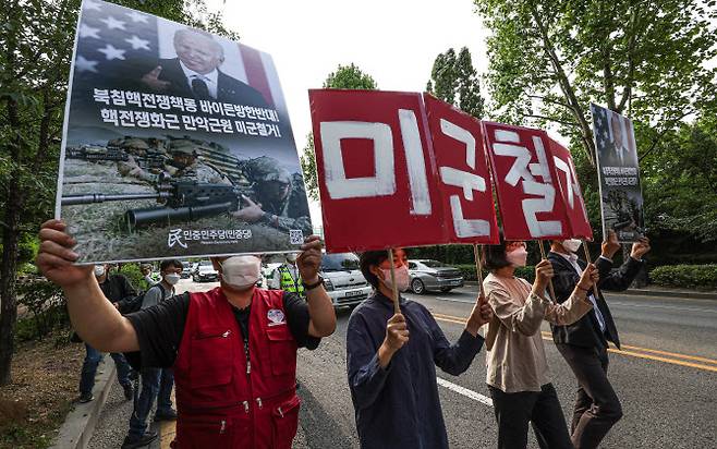 조 바이든 미국 대통령이 방한한 20일 오후 서울 용산구 미 8군 인근 도로에서 반미투쟁본부 등 시민단체 회원들이 ‘미군 철거’ 주장하며 행진하고 있다.(사진=연합뉴스)