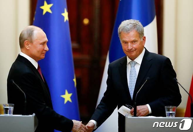 핀란드 대통령과 러시아 대통령이 악수하고 있다. © News1 김민수 기자