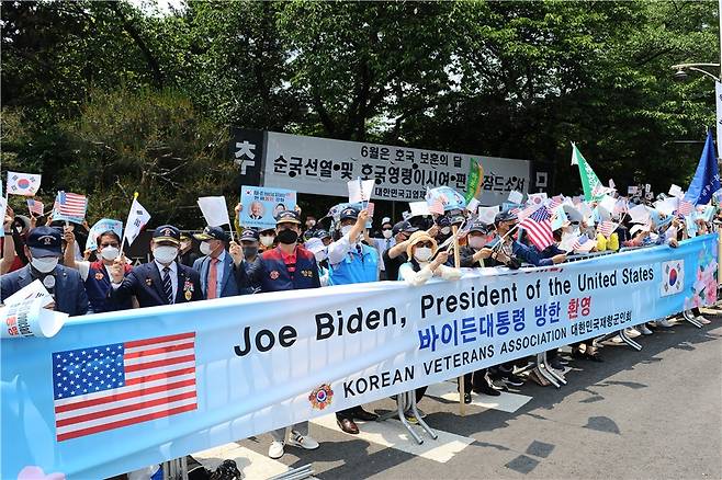향군 회원들이 국립서울현충원 앞에서 차량으로 이동하는 조 바이든 미국 대통령에게 인사하고 있다.(향군 제공)© 뉴스1