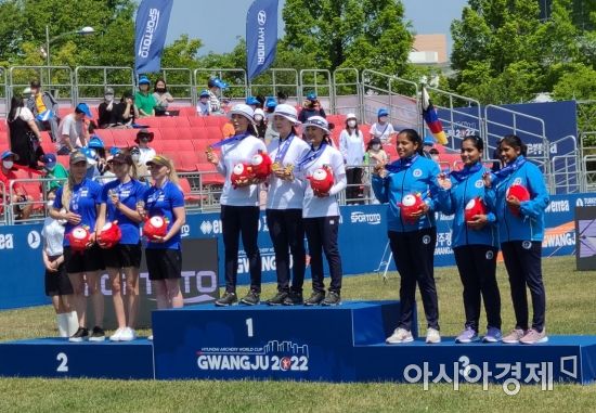 한국 여자 컴파운드 대표팀(김윤희·오유현·송윤수)은 21일 여자 양궁 산실인 광주여대에서 열린 컴파운드 여자 단체전 결승 경기에서 232점을 기록해 에스토니아(228점)를 꺾었다.