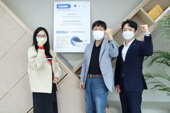 김용문 창업진흥원장(가운데)이 19일 친환경 의류기업 라잇루트 관계자들과 대면했다.