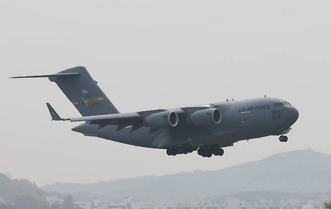 조 바이든 미국 대통령 방한 실무답사단이 탑승한 미군 수송기가 지난달 23일 오전 경기도 평택시 주한미공군 오산기지에 착륙하고 있다./연합뉴스