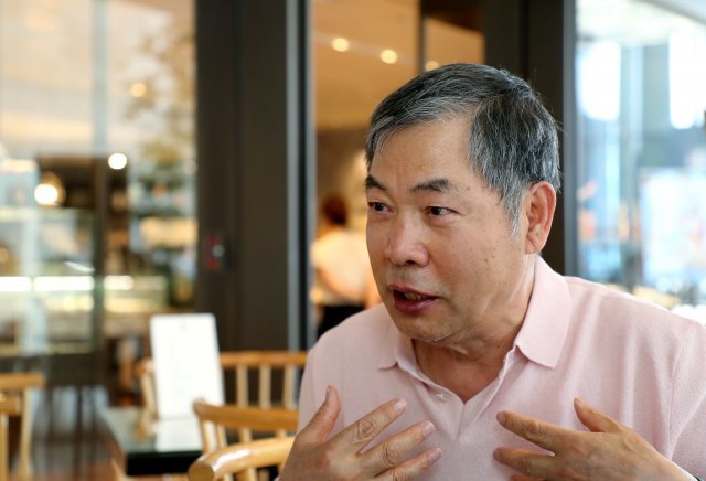 김권식 회장이 그랜드 인터컨티넨탈 서울 파르나스 커피숍에서 건강하게 사는 법을 설명하고 있다. 이훈구 기자 ufo@donga.com