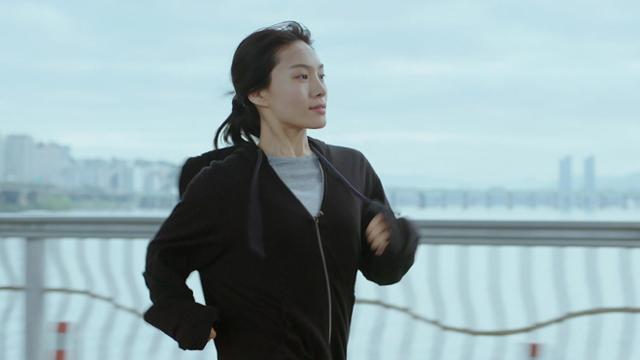 영화 '아워 바디'에서 서른한 살 여성 자영은 달리기를 시작하고 변해 가는 몸을 관찰하면서 잊고 지냈던 자기 자신을 발견한다. 영화사 진진 제공