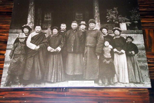 융닝의 토사 저택의 모쒀족 가족사진. ⓒ최종명