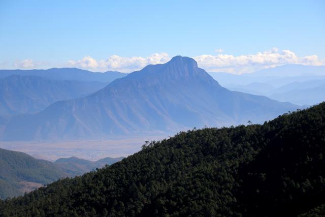 융닝의 산 고개에서 남쪽 방향으로 보이는 여신산. ⓒ최종명
