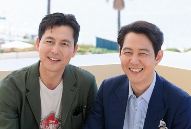 정우성과 이정재가 21일 오전 칸영화제 현장에서 환하게 웃고 있다. 칸=뉴스1