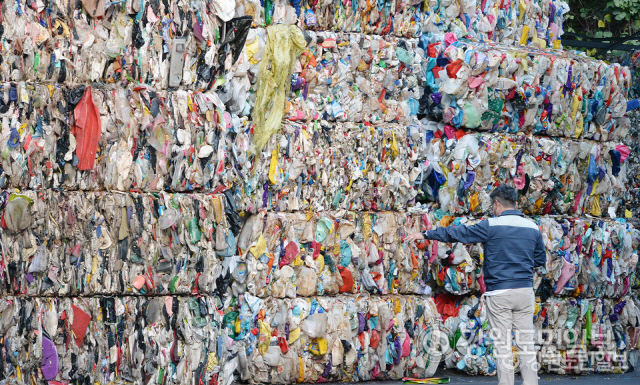 ▲ 5일 춘천 환경사업소에 추석연휴 버려진 재활용 쓰레기들이 쌓여있다. 강원도민일보 자료사진