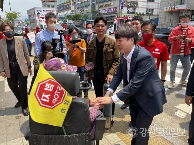 ▲ 국민의힘 이준석 당대표가 21일 도내 두번째 유세 일정으로 홍천을 찾아 시민들과 만나고 있다. 이세훈