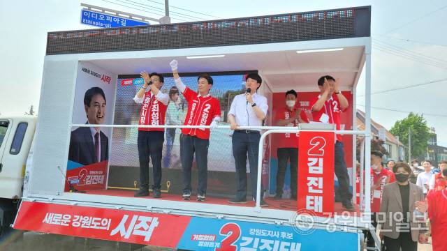 ▲ 국민의힘 이준석 대표가 21일 춘천 공지천에서 “김진태, 최성현 후보가 강원도 춘천의 유일한 보수 정당 후보”라며 지지를 호소했다. 김정호