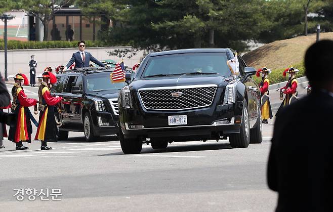 조 바이든 미국 대통령 전용차량 ‘더 비스트’를 앞세운 차량 행렬이 21일 용산 대통령실 청사로 들어서고 있다. 대통령실사진기자단