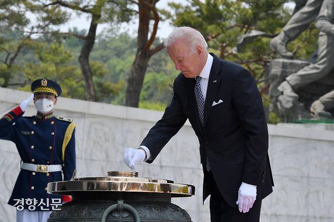 조 바이든 미국 대통령이 21일 방한 2일차 첫 일정으로 서울 동작구 국립서울현충원을 찾아 참배하고 있다. 사진공동취재단