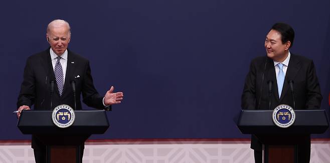 President Yoon Suk-yeol (right) and US President Joe Biden speak during the first summit talks in Seoul on Saturday. (Yonhap)