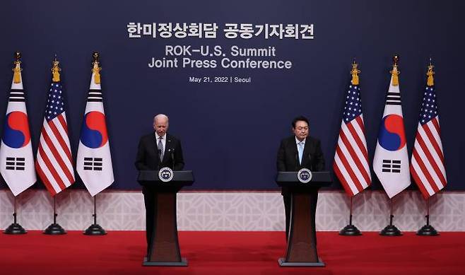 윤석열 대통령(오른쪽)과 조 바이든 미국 대통령이 21일 용산 대통령실 청사에서 정상회담을 진행했다.   연합뉴스