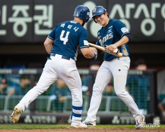 21일 광주 KIA전에서 2점홈런을 날린 마티니를 박민우가 환양하고 있다.[NC다이노스 제공]