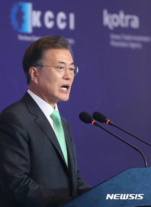 【자카르타(인도네시아)=뉴시스】전진환 기자 = 문재인 대통령이 9일 오후(현지시각) 자카르타 리츠칼튼호텔에서 열린 한-인도네시아 비즈니스 포럼에 참석해 기조연설을 하고 있다. 2017.11.09.  amin2@newsis.com