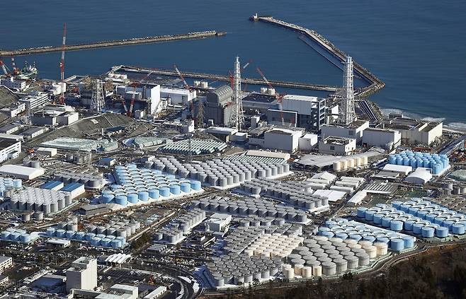후쿠시마 원전 오염수 - 2021년 1월의 후쿠시마현 오쿠마쵸의 후쿠시마 제1원전 근처 탱크에 저장된 대량의 방사능 오염수. 일본 정부는 ‘처리수’라고 부르는 이 오염수를 태평양으로 해양 방류하기로 결정하고 관련 공사를 하고 있다. 2022.3.31 AP 연합뉴스