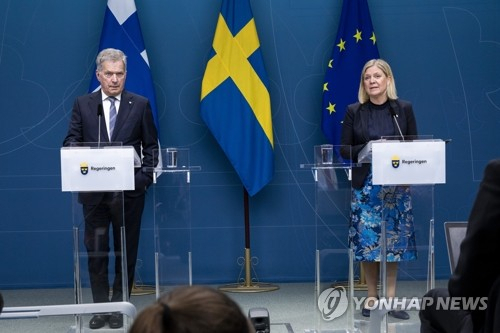 사울리 니니스퇴 핀란드(왼쪽) 대통령과 마그달레나 안데르손 스웨덴 총리가 최근 스톡홀름에서 공동 기자회견에 참석해 나토 가입에 대한 의견을 밝히고 있다. /연합뉴스