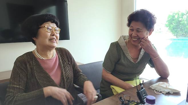 화기애애 설매·연취보살 (부다가야[인도]=연합뉴스) 양정우 기자 = 인도 첫 한국 전통사찰인 분황사 건립에 50억원을 기부한 설매(왼쪽)·연취보살이 21일 부다가야 한 호텔에서 연 간담회에서 활짝 웃고 있다. 2022.5.21 eddie@yna.co.kr