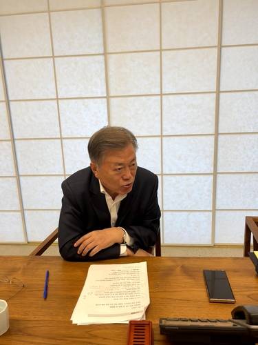 조 바이든 미국 대통령과 통화하고 있는 문재인 전 대통령 윤건영 의원실 제공