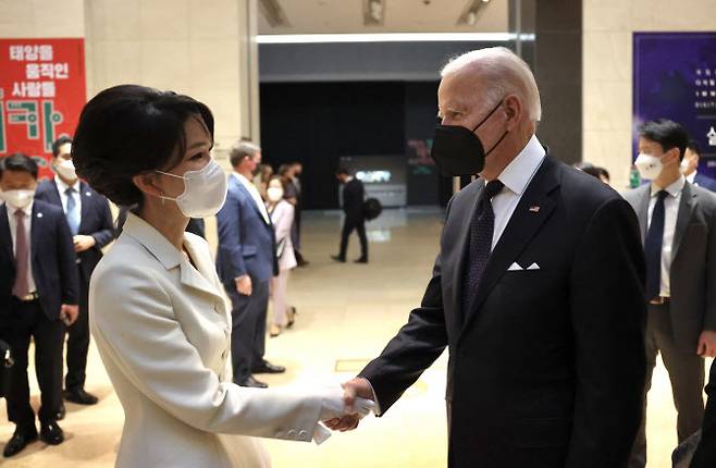 조 바이든 미국 대통령이  21일 오후 서울 용산 국립중앙박물관에서 열린  환영 만찬에 앞서 김건희 여사와 악수하고 있다 (사진=대통령실)