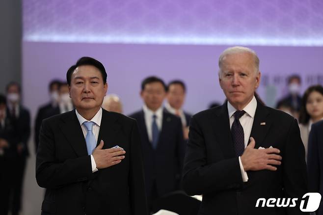 윤석열 대통령과 조 바이든 미국 대통령이 21일 오후 서울 용산구 국립중앙박물관에서 열린 한미정상 환영만찬에서 국기에 대한 경례를 하고 있다. (대통령실 제공) 2022.5.21/뉴스1 © News1 안은나 기자