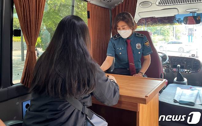 광주동부경찰서 여성청소년과 '청소년 상담 버스' 운영.(광주동부경찰서 제공) © 뉴스1
