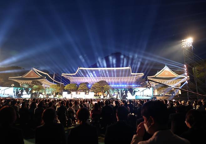 22일 저녁 청와대 본관 앞 대정원 야외무대에서 청와대 개방을 기념해  KBS 1TV '열린음악회'가 열리고 있다./연합뉴스
