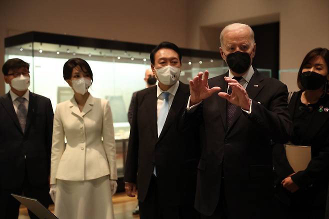 윤석열 대통령과 김건희 여사, 조 바이든 미국 대통령이 18일 오후 서울 용산구 국립중앙박물관에 입장해 있다. 대통령실 제공