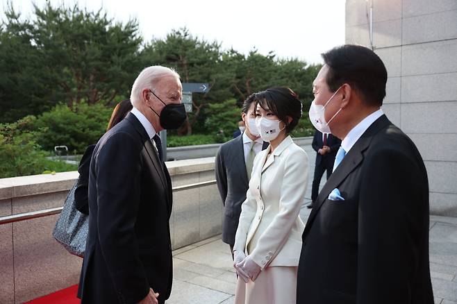 윤석열 대통령과 김건희 여사, 조 바이든 미국 대통령이 18일 오후 서울 용산구 국립중앙박물관에 들어서며 대화를 나누고 있다. 대통령실 제공