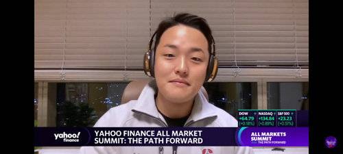 ‘한국판 머스크’로 불리는 권도형 테라폼랩스 대표. 그는 5일 한 해외 인터넷매체와의 인터뷰에서 “가상화폐 기업이 향후 5년간 
얼마나 남을 것이라고 보느냐”는 질문에 “95%는 죽을(몰락할) 것이다. 하지만 그것을 지켜보는 일도 재미있을 것”이라고 답했다.
 야후 파이낸스 유튜브 화면 캡쳐