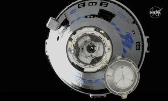 보잉의 스타라이너가 국제우주정거장에 접근하고 있다. NASA 제공.