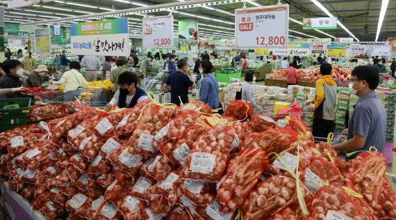 장보기 겁나요 밥상·외식물가가 동반 상승하면서 금융위기 이후 13년여 만에 최고 상승률을 기록한 것으로 나타났다. 22일 오전 서울시내 한 대형마트에서 시민들이 장을 보고 있다. 뉴시스