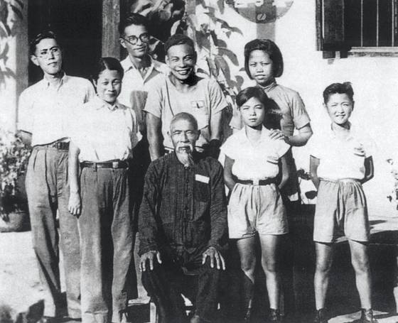 장징궈(둘째 줄 중앙)는 서민 정치가였다. 항상 이런 모습으로 서민들과 어울렸다. [사진 김명호]