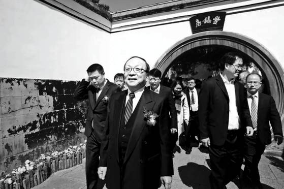 조부 장제스와 생부 장징궈의 고향 집을 찾은 장샤오옌. [사진 김명호]