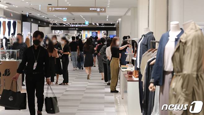 (대전=뉴스1) 장수영 기자 = 신세계백화점 대전점 프리 오픈일인 25일 대전시 유성구 신세계백화점에서 이용객들이 쇼핑을 하고 있다. 2021.8.25/뉴스1